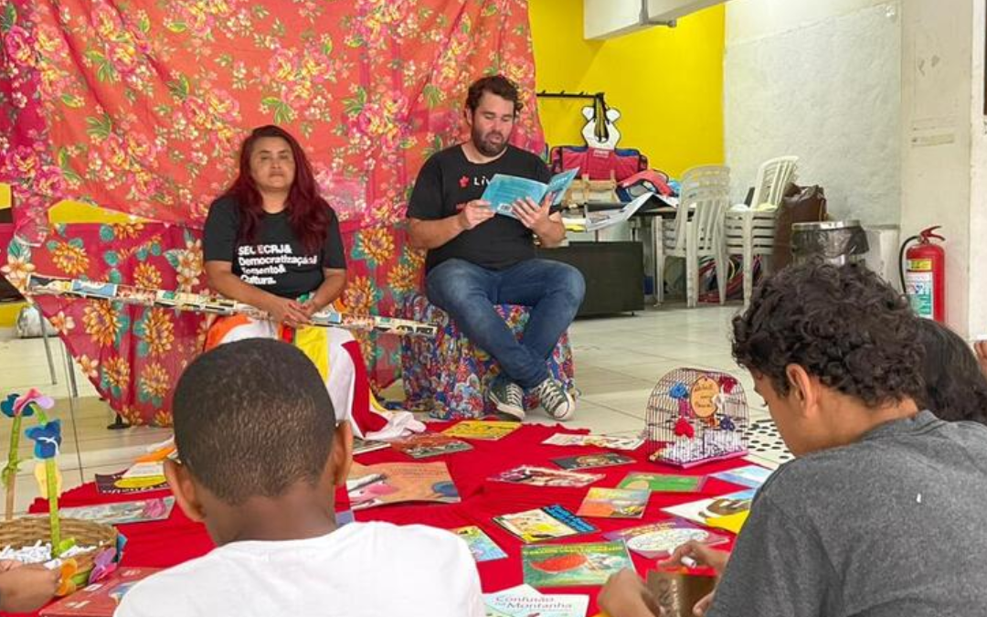 Ocupação literária: Projeto “Livro de Rua” distribuiu exemplares gratuitos na Rocinha nesta sexta-feira (1)